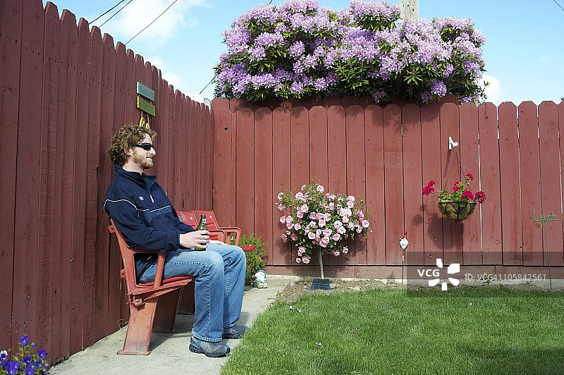 男人坐在座位上图片素材