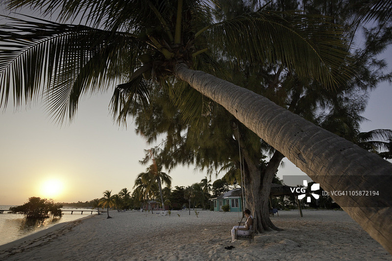 在小开曼海滩放松图片素材