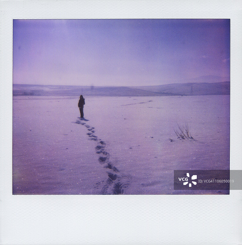 在冬季的新雪中行走的人图片素材