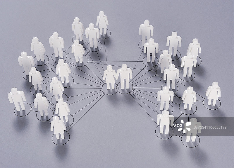 情侣相连的人群图片素材