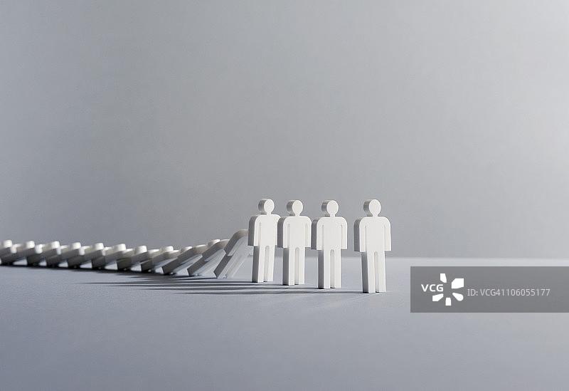 像多米诺骨牌一样倒下的人们图片素材