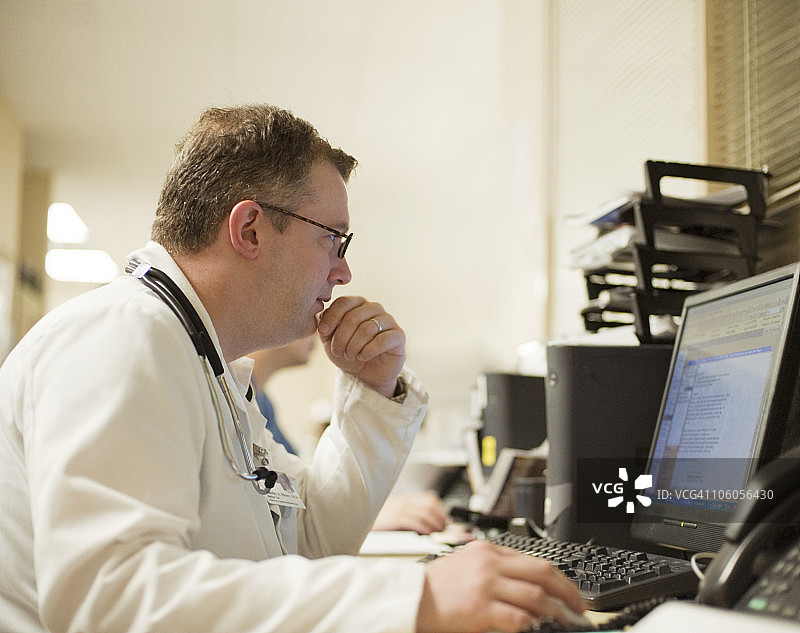 医生查看电子邮件图片素材