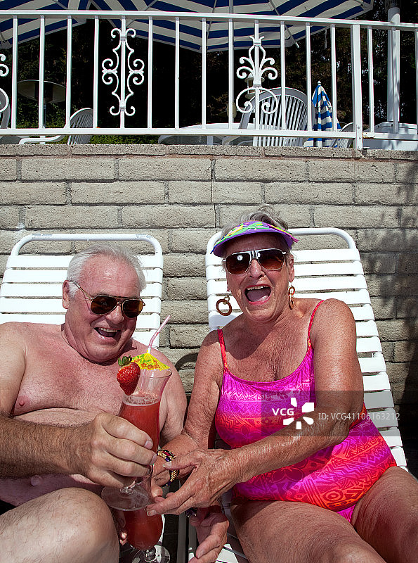 老 couple 享受日光浴，享用饮品图片素材