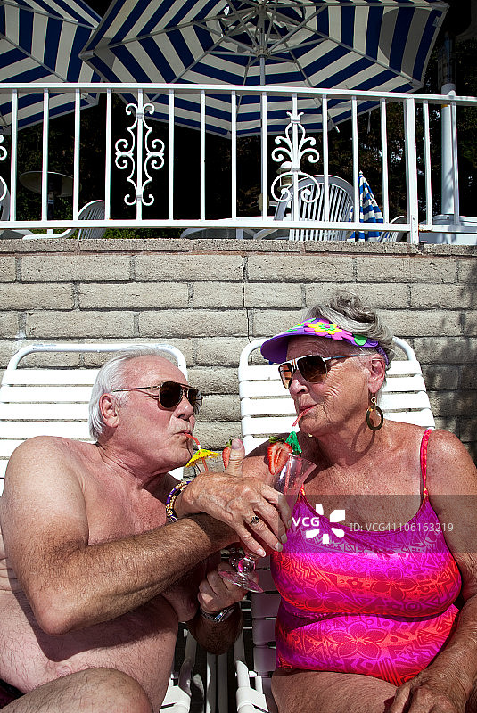 老 couple 享受日光浴，享用饮品图片素材