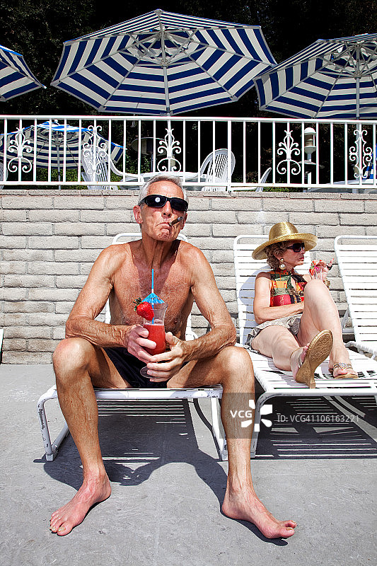 老年夫妇享受日光浴和饮品图片素材