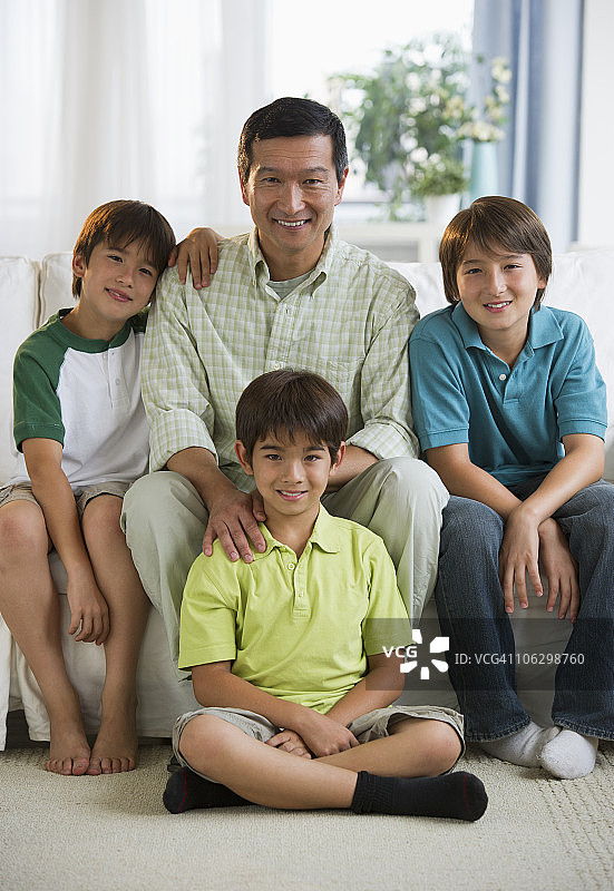 在客厅里的快乐父子图片素材