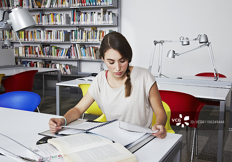 大学图书馆里的女孩在阅读图片素材
