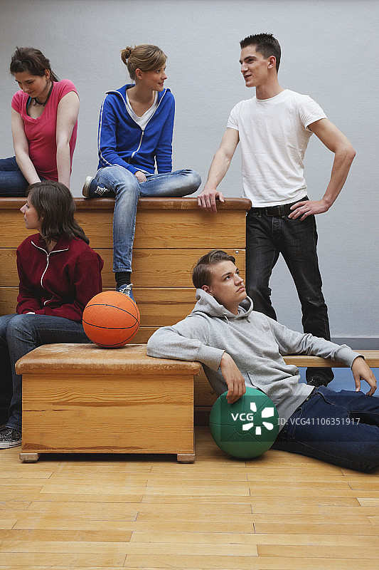 德国柏林：在学校健身房里的年轻男女图片素材