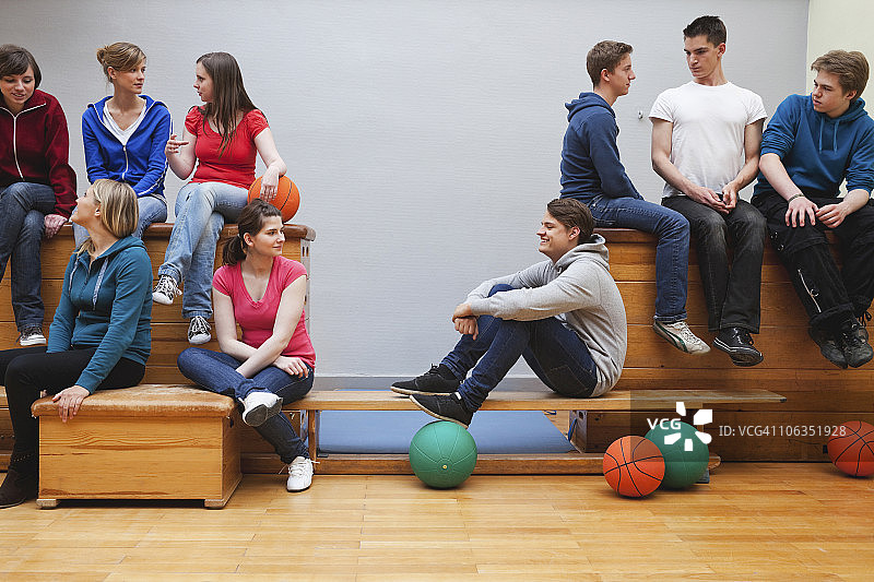 德国柏林：坐在学校体育馆里的青少年图片素材