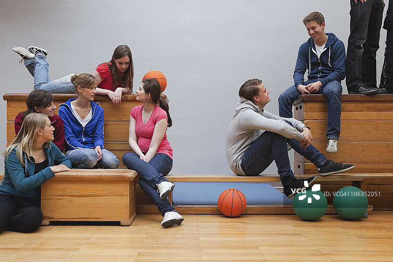 德国柏林：坐在学校体育馆里的青少年图片素材