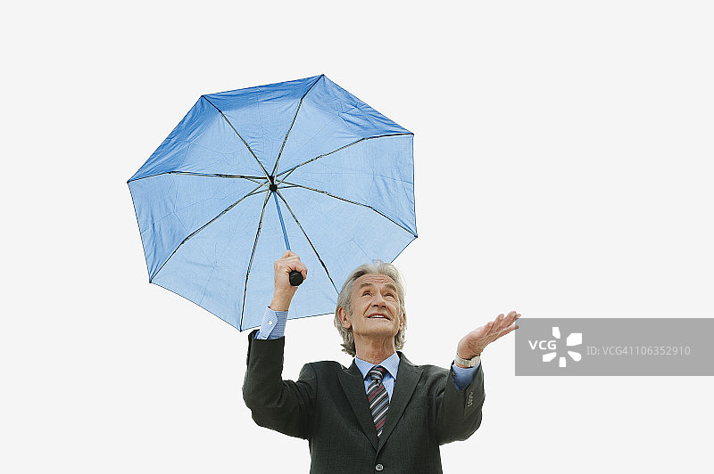 德国汉堡：商务男士拿着雨伞抬头看图片素材