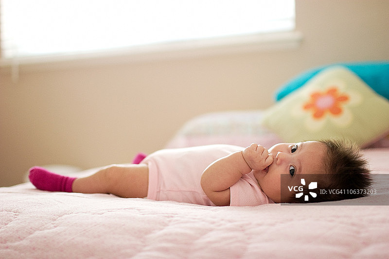 窗户下的女婴图片素材