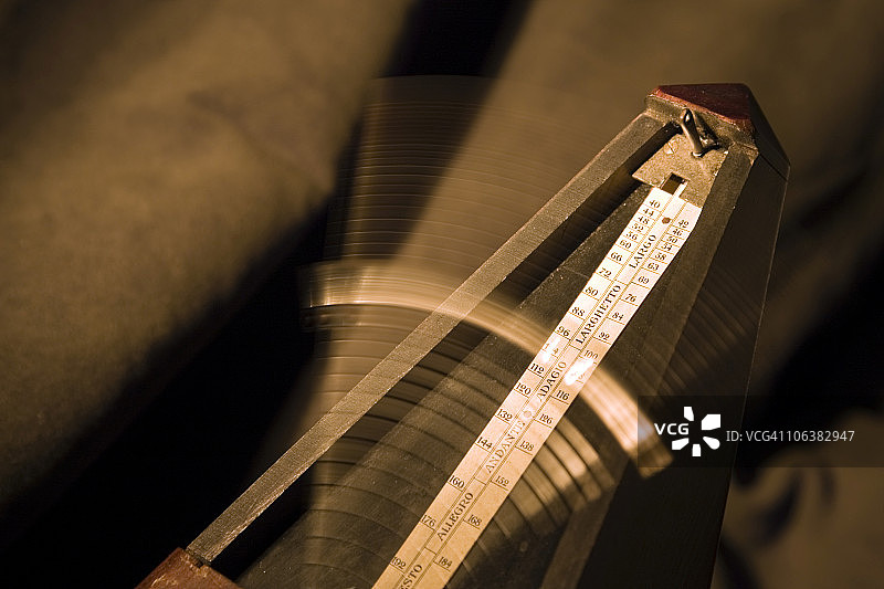 节拍器褐色调动态模糊图片素材