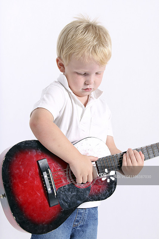 年轻的吉他手图片素材