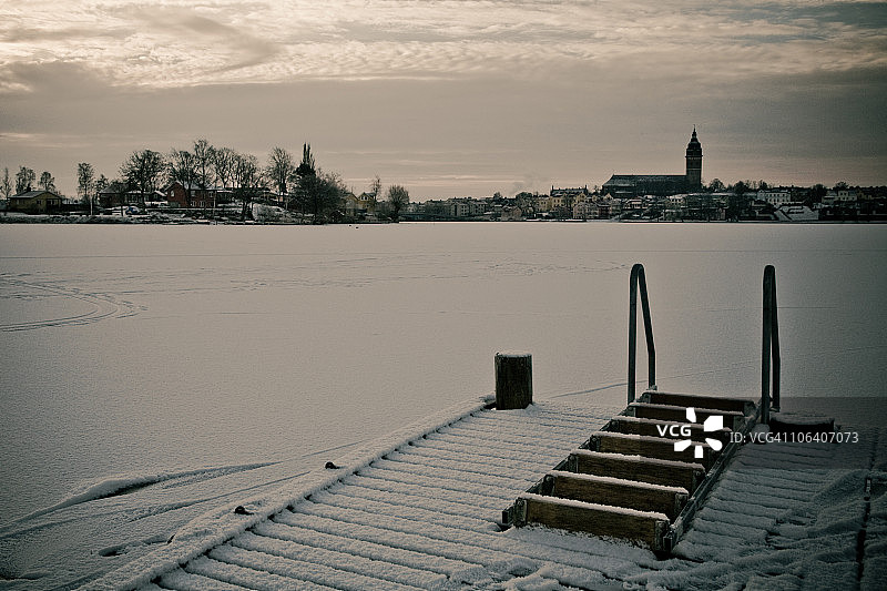 雪湖边的栈桥与教堂图片素材