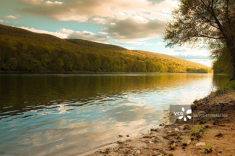 河流景观，树木云朵天空图片素材