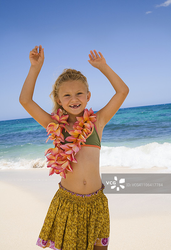 戴着夏威夷花环和草裙的年轻女孩图片素材