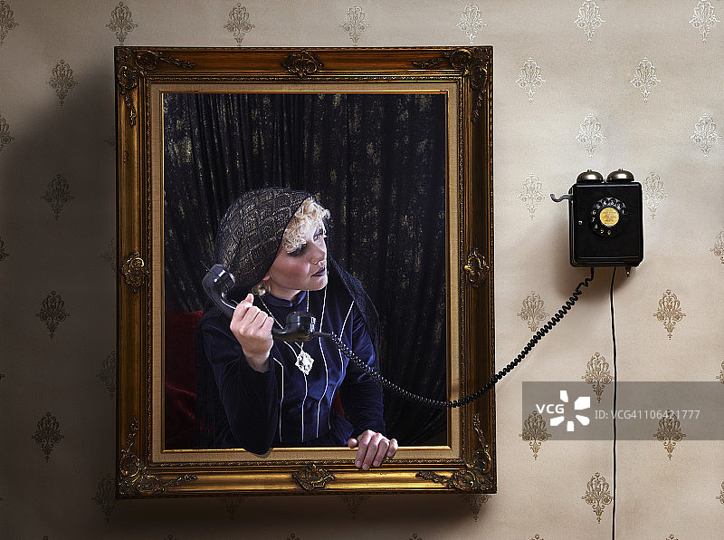 女人、电话、相框、墙壁图片素材