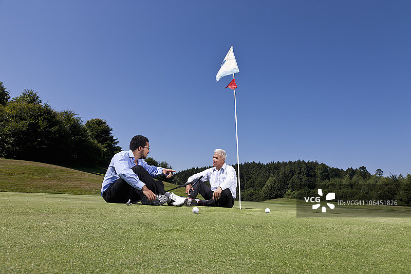 一起坐在果岭上图片素材