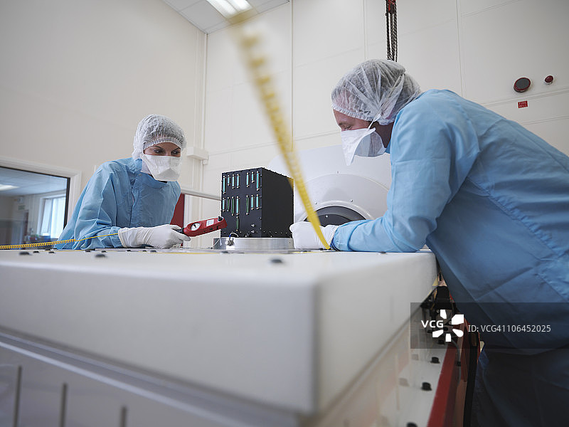 使用振动试验台的工人们图片素材