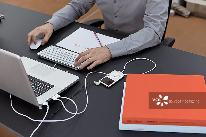 使用键盘和鼠标的手图片素材