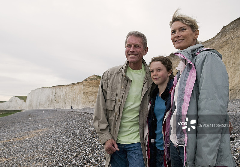 老年人和孙女在沙滩上。图片素材