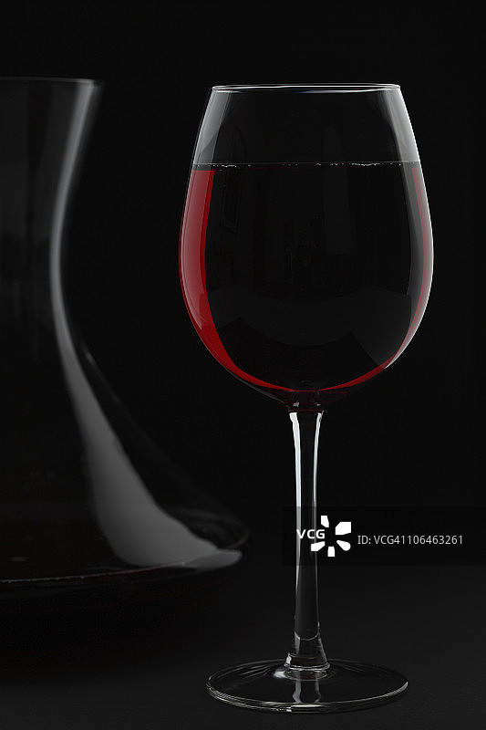 黑色背景中的红酒和醒酒器图片素材