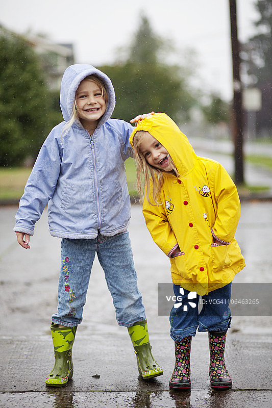雨天姐妹图片素材