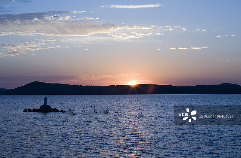 阳光照耀山峰图片素材