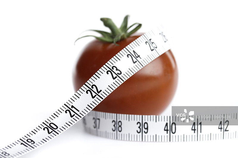 带卷尺的樱桃番茄图片素材