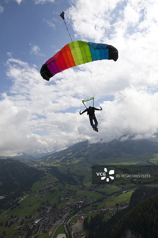 在云层中飞行的跳伞员图片素材