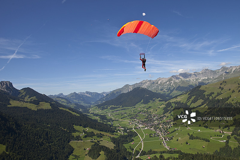 山间飞行的跳伞员图片素材