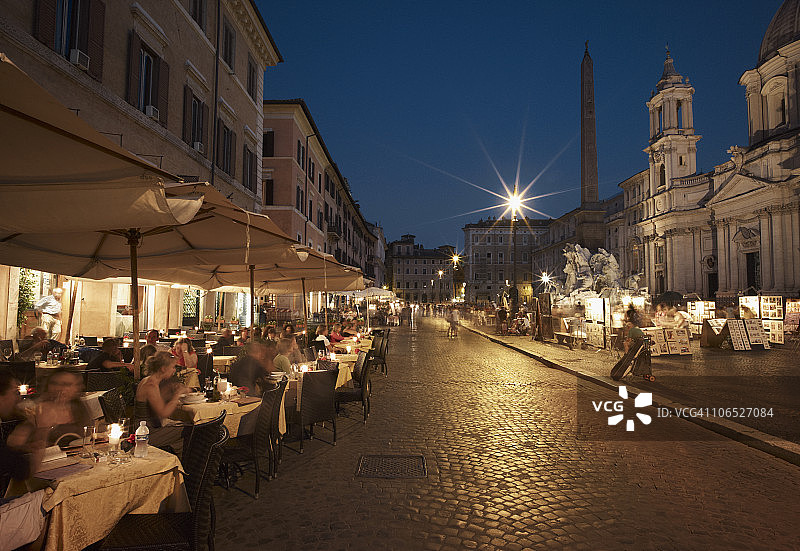 游客在纳沃纳广场用餐图片素材