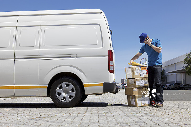 打电话的送货员图片素材