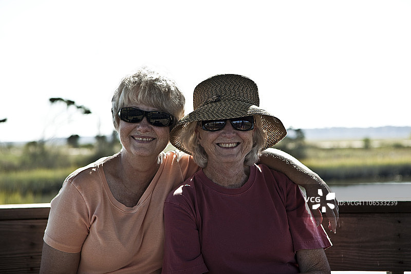 度假中的两姐妹（50-60岁）图片素材