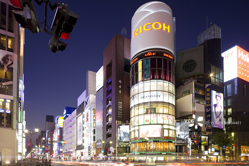 日本本州岛东京中央区银座四丁目十字路口黄昏景色图片素材