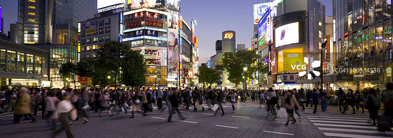 日本本州岛涩谷火车站前的斑马线图片素材