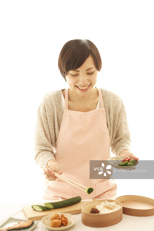 年轻女子制作午餐袋图片素材