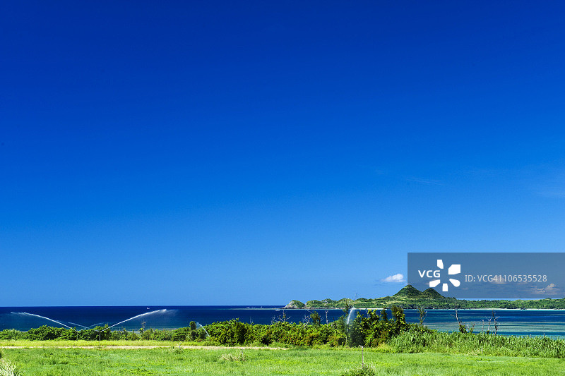 洒水器和大海，日本冲绳县图片素材