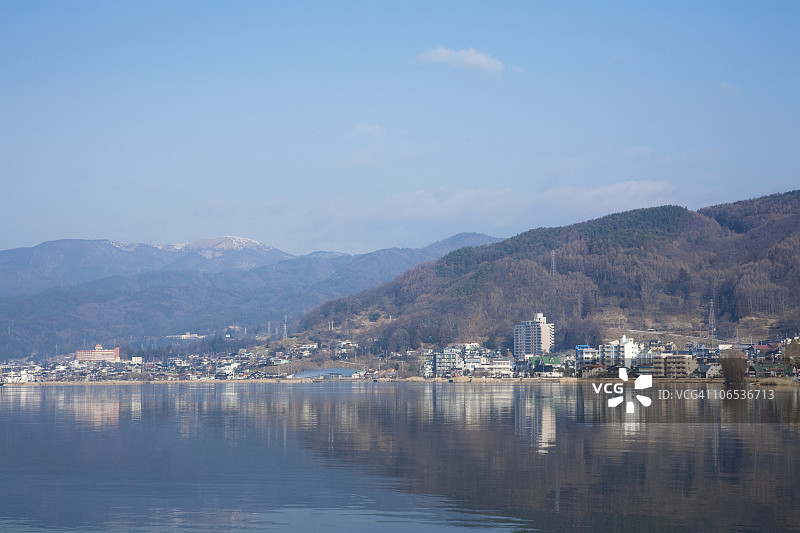 日本本州岛长野县诹访市的诹访湖和城市景观图片素材