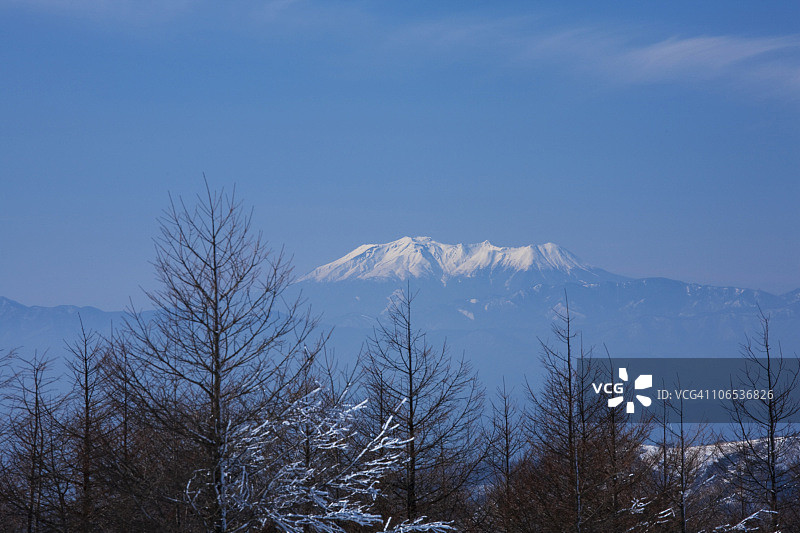 日本本州岛长野县冬季的御岳山图片素材