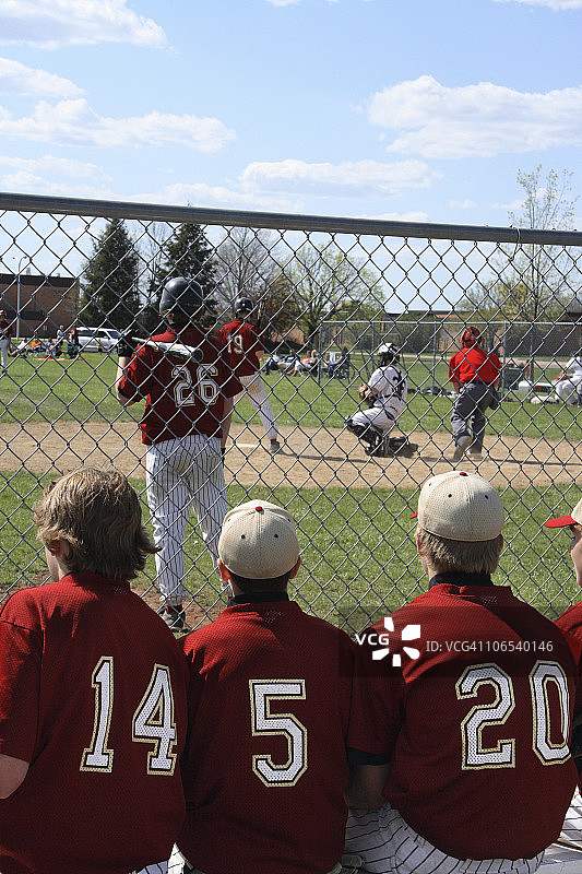 坐在长椅上图片素材