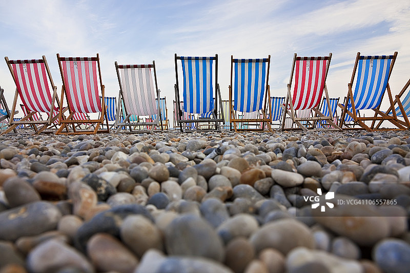 英国德文郡西德茅斯卵石滩上的躺椅图片素材