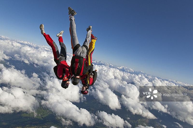 跳伞团队在空中协同表演图片素材