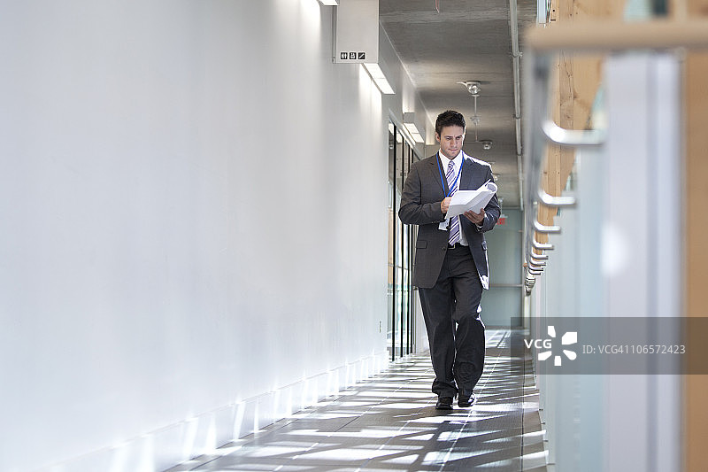 在走廊里阅读文件的商人图片素材