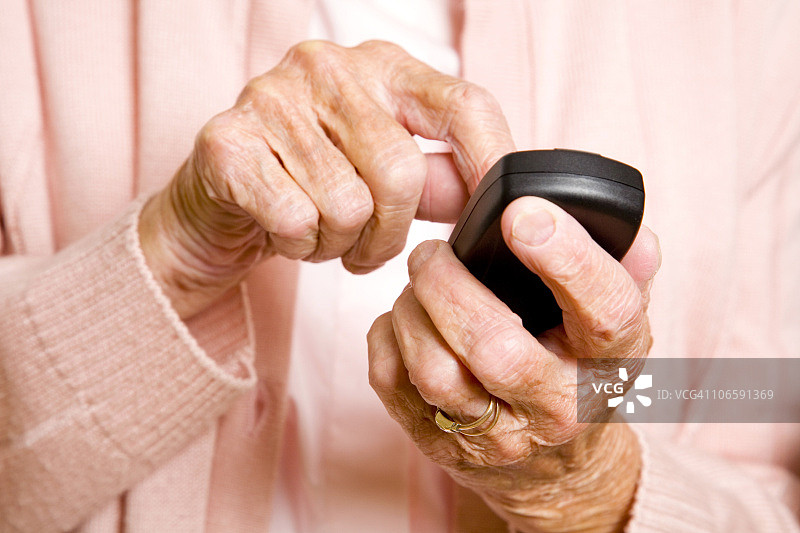 使用手机的老年人图片素材