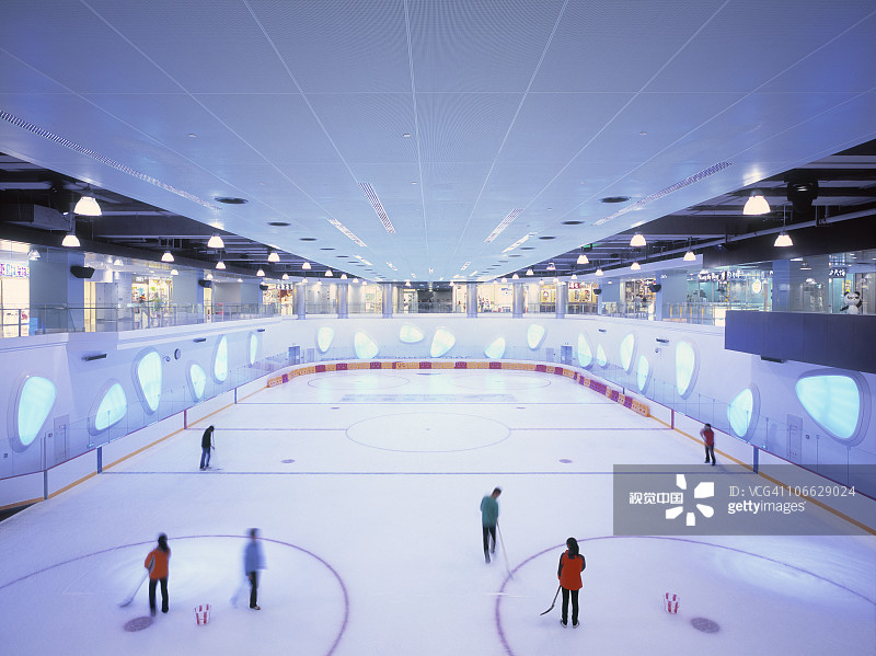 上海购物中心内的滑冰场图片素材