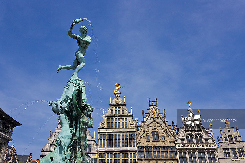 布拉博雕像与商户房屋图片素材