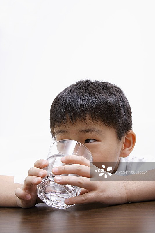 男孩喝一杯水图片素材