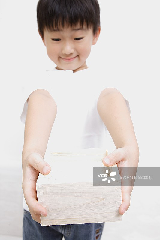 男孩拿着木饭盒图片素材